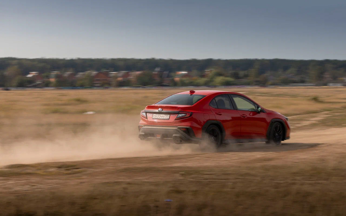 Вячеслав Крылов для РБК📷Больше скорость — меньше ям? Выражение как раз про WRX: молотить на нем по грунтовке одно удовольствие