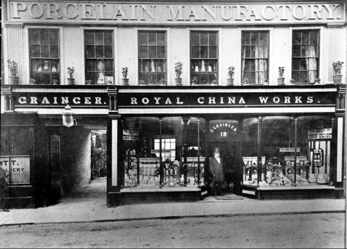 Джордж Грейнджер на фоне магазина товаров Grainger & Co, фото с сайта museumofroyalworcester 