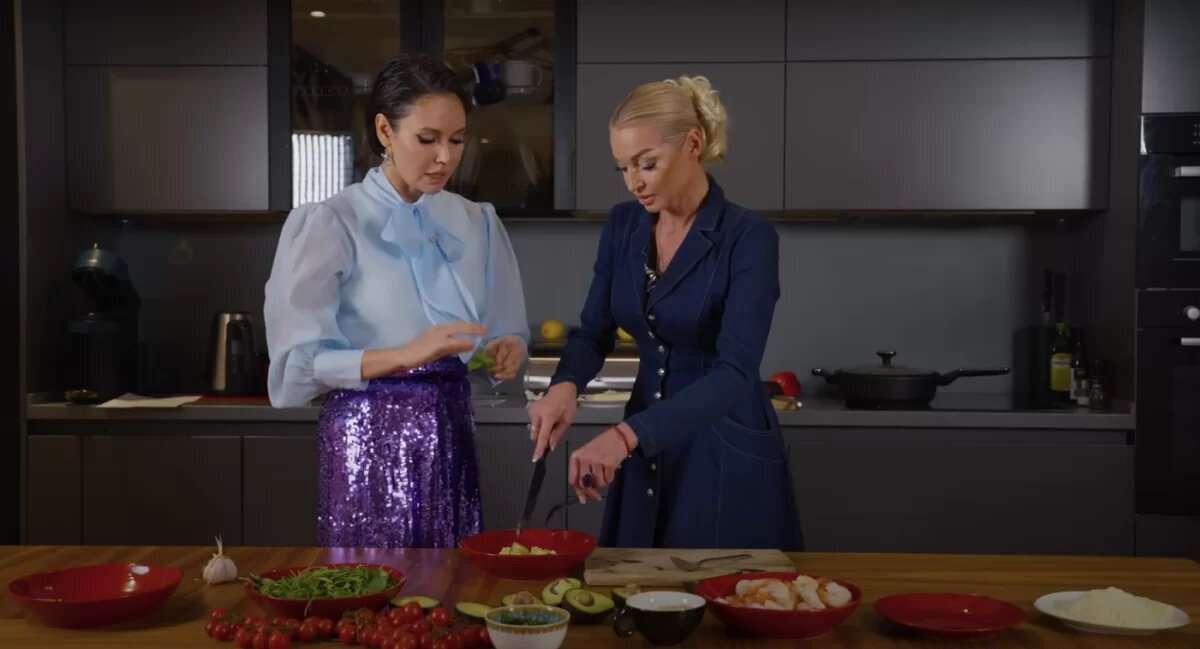 Анастасия Волочкова и Ляйсан Утяшева. Фото: PrtScr — youtube.com/Ляйсан Утяшева