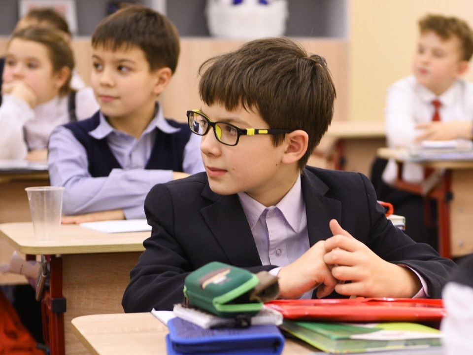 Подросток - новенький в классе: как помочь ему найти друзей и не скатиться на двойки