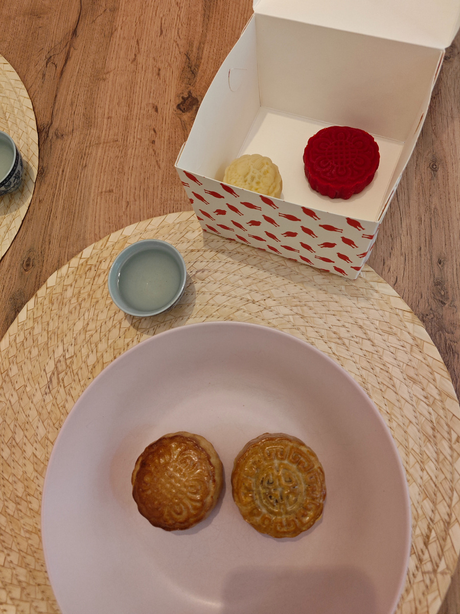 Десерты взяла домой и устроила чайную церемонию с именитым зеленым Чжу Е Цин (свежесть бамбуковых листьев). Чай вкусный, но при заваривании пахнет горохом....