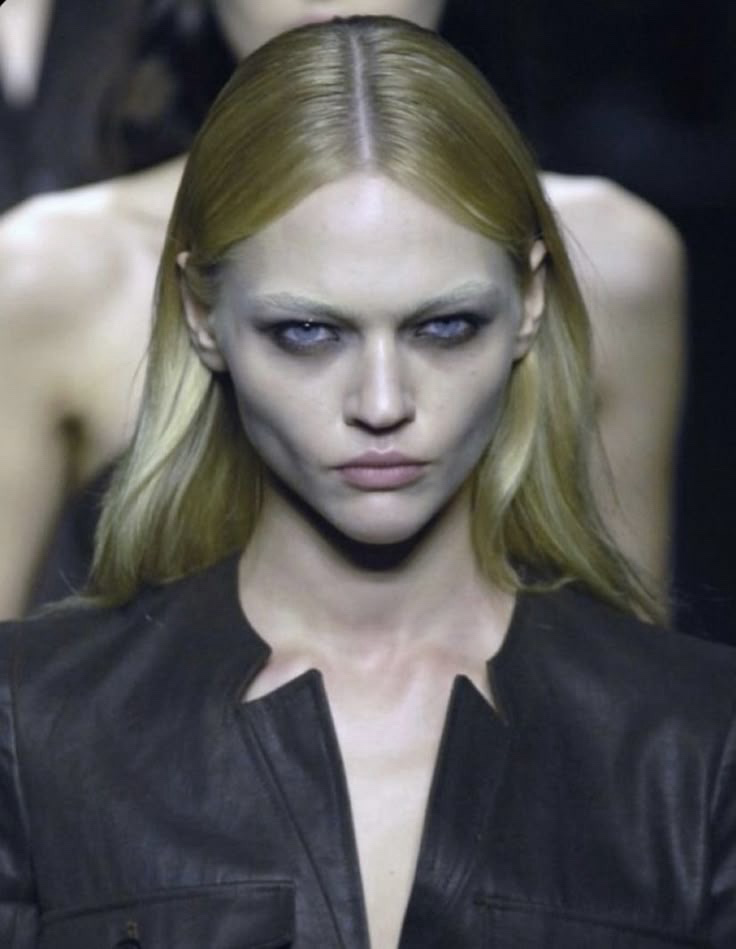 Российская модель и актриса Саша Лусс на одном из показов в роле модели