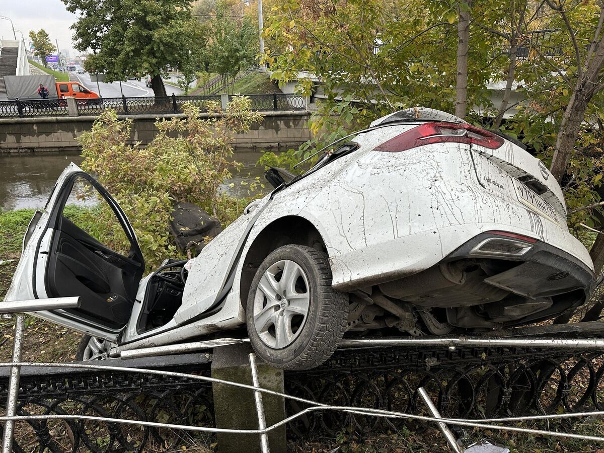    Последствия ДТП с участием двух автомобилей на проспекте Мира© АГН "Москва" / Мобильный репортер