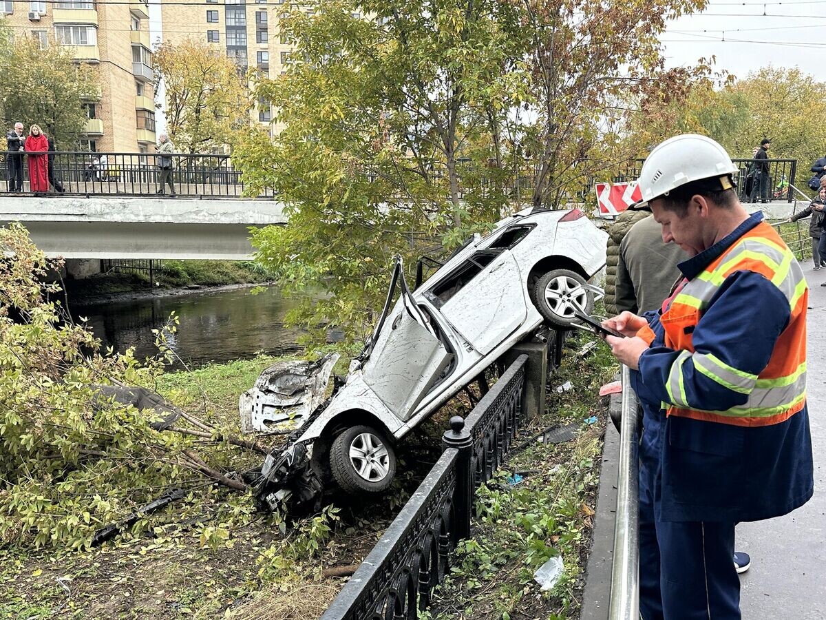    Последствия ДТП с участием двух автомобилей на проспекте Мира© АГН "Москва" / Мобильный репортер