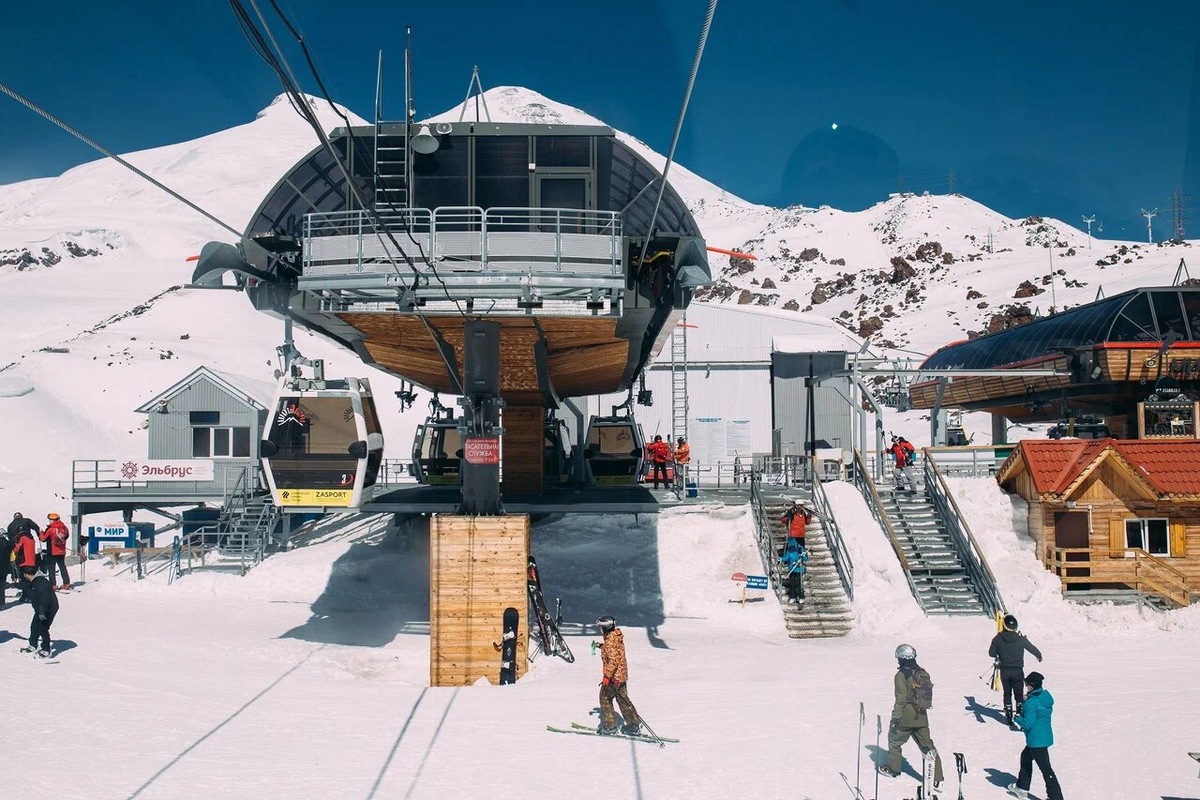 На курорте работает современная гондольная канатная дорога французского производства с закрытыми кабинками на восемь — десять человек. Фото: Julia Utro / Яндекс Карты