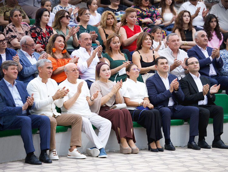 Слева: исполнительный директор Фонда Гейдара Алиева Анар Алакбаров и глава исполнительной власти Габалинского района Сабухи Абдуллаев. Фото: Elvin Rəhimli