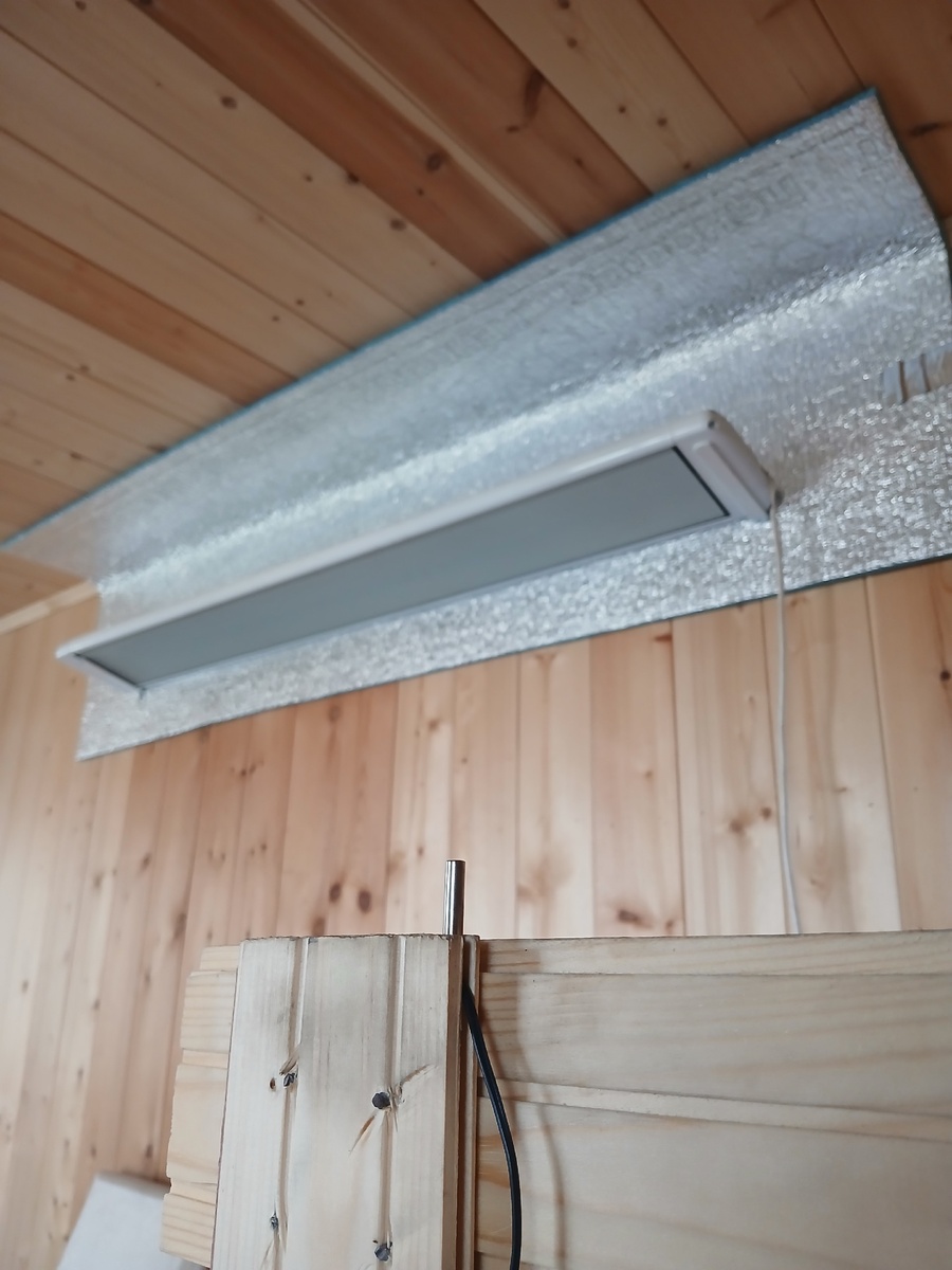 инфракрасный обогреватель, изоляция и термостат на переднем плане