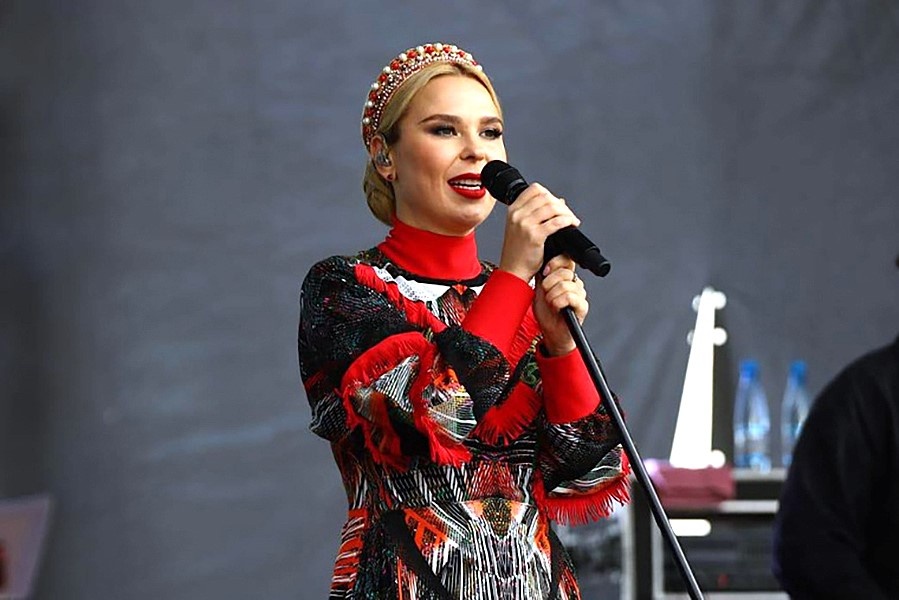 Заслуженная артистка России Пелагея на сцене