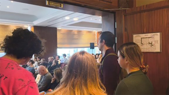    Желающих уехать из России оказалось больше, чем мест в зале // Фото Царьграда