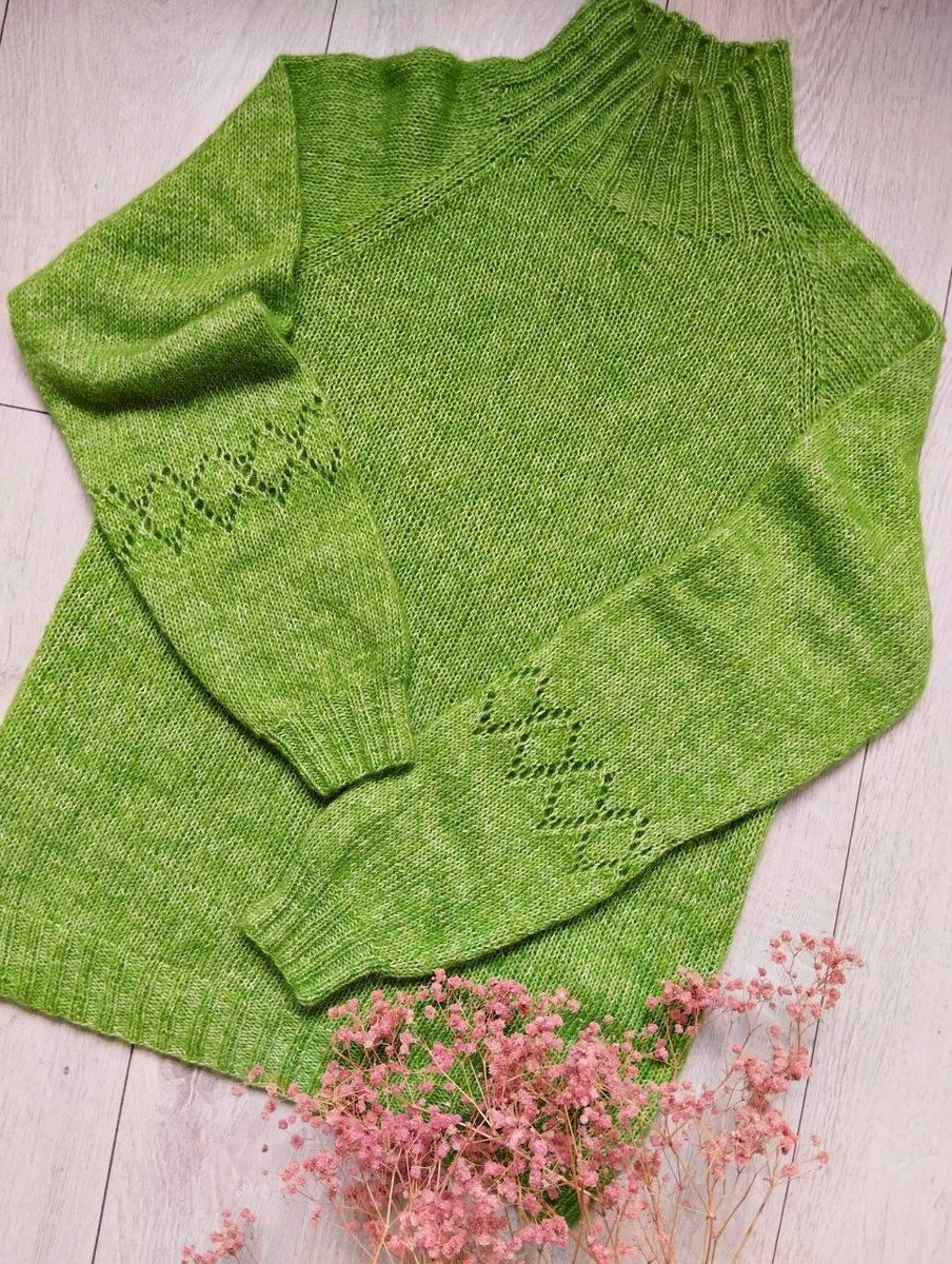 Джемпер реглан с изящным ажурным узором на рукавах