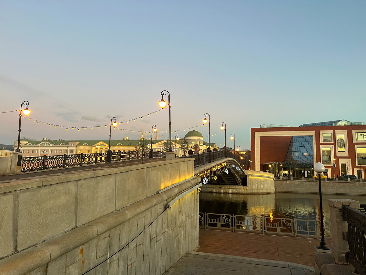 Один из пешеходных мостов через Водоотводной канал