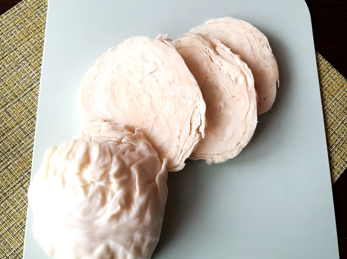 Нарезаем капусту на стейки