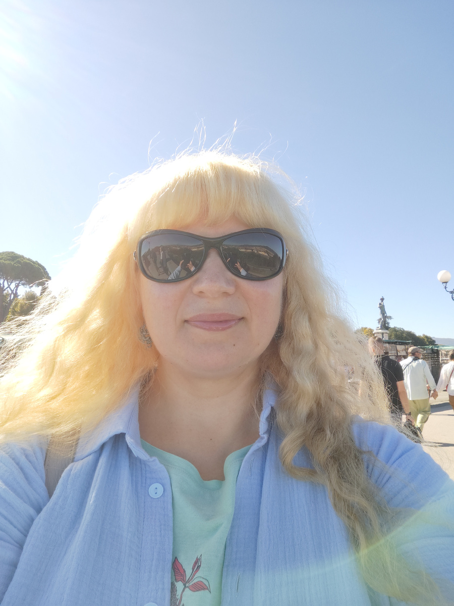 Нежусь на солнышке.