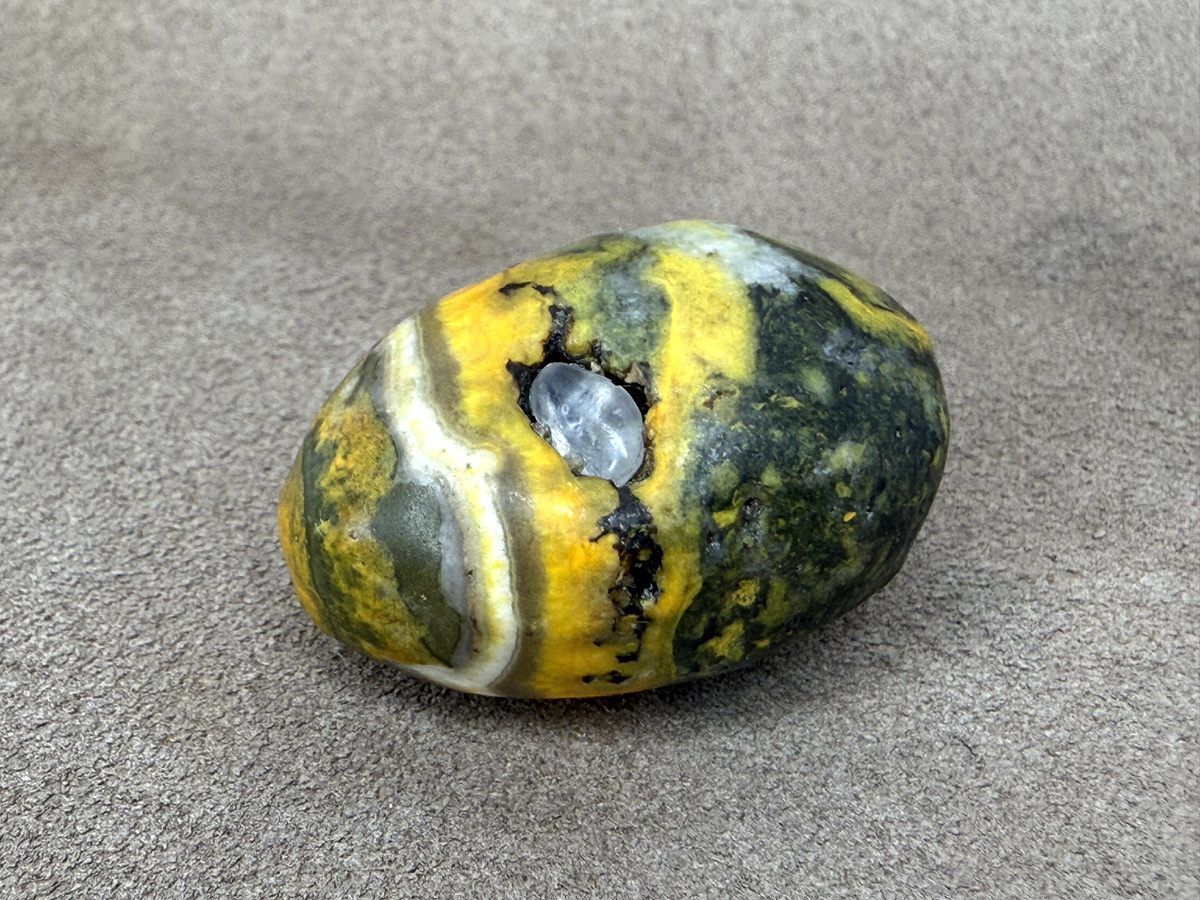 Образец Пчелиной яшмы из моей коллекции. Месторождение Западная Ява, Индонезия.