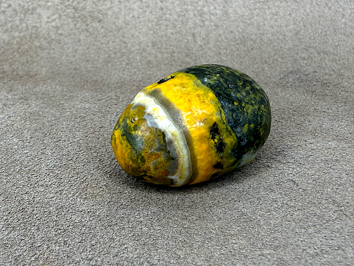 Осадочная карбонатная порода с сульфидами мышьяка из единственного в мире месторождения в Индонезии.