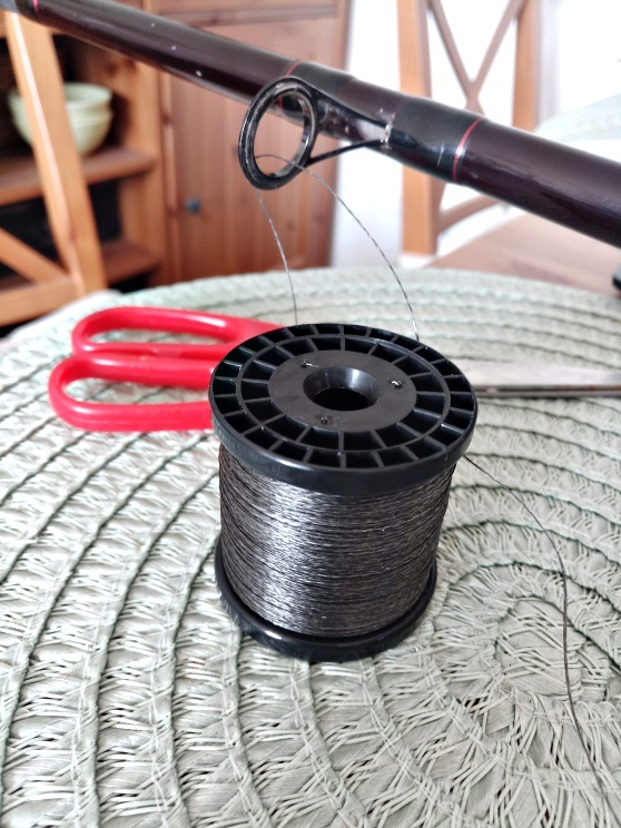 Продеваем леску или шнур через ушко на первой части удилища...