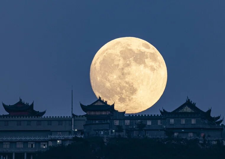  Суперлуние — это астрономическое явление, когда полнолуние совпадает с моментом максимального сближения Луны с Землей Фото: Su Qiaojiang/XinHua/Globallookpress