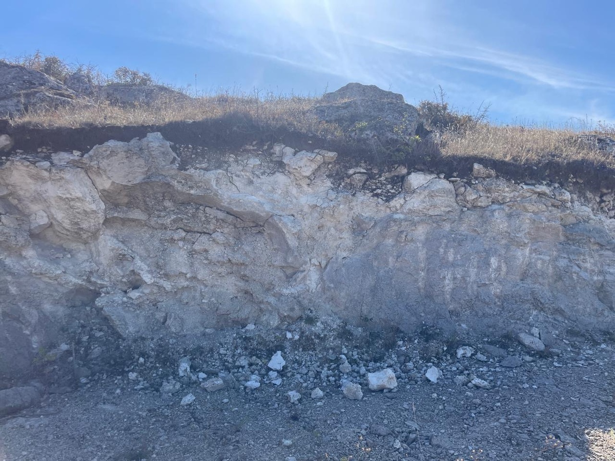 Вот срез скалы. Такой там известняк