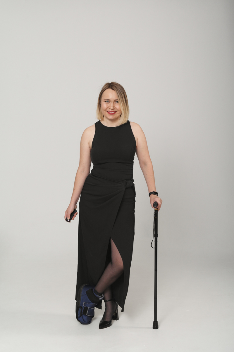 Это я в своем башмаке Барука и тростью после операции 