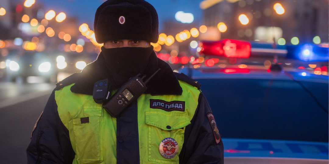 Темная дорога и мигалки: ГАИ объяснила, когда водитель может не открывать окно