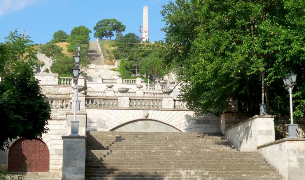 Гора Митридат снизу