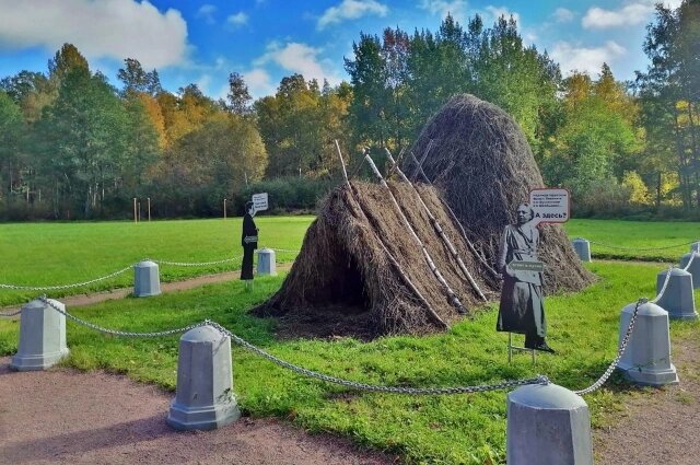    В ночь на 21 ноября 2024 года шалаш Ленина сожгли хулиганы, но он легко поддаётся восстановлению. Фото: spb.aif.ru/ Серегй Хорошавин