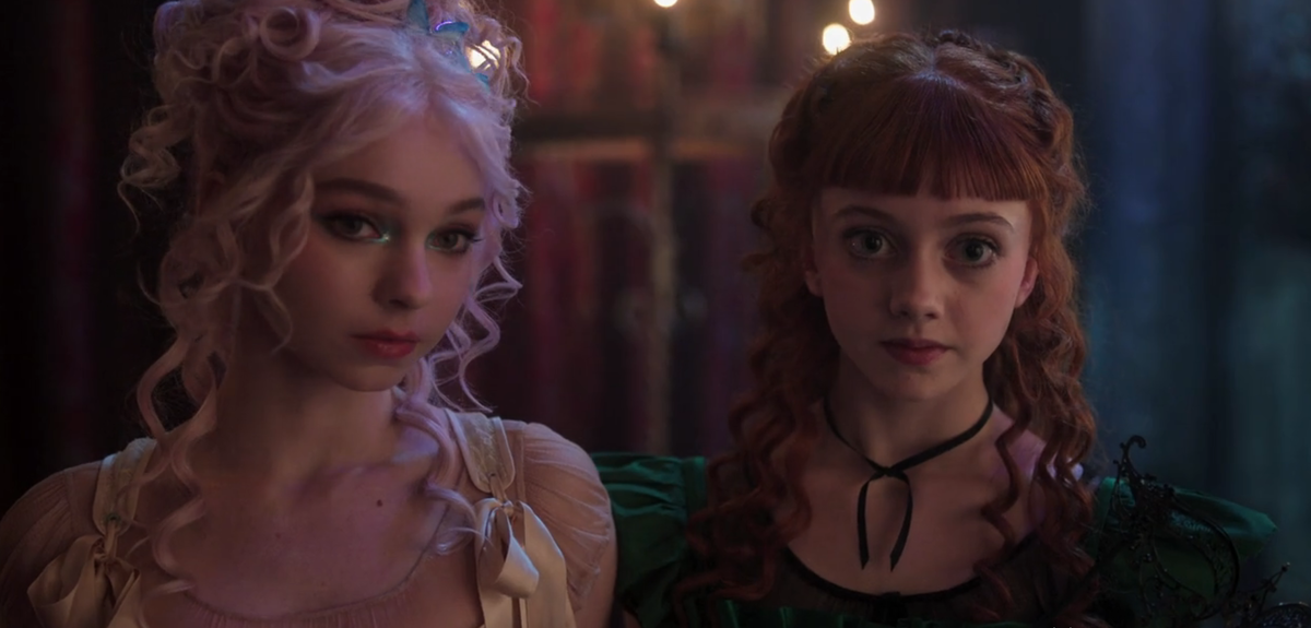 Собственно Энид и Агнесс в исполнении Эммы Майерс и Эви Темплтон. Кадр из сериала Уэнздей.