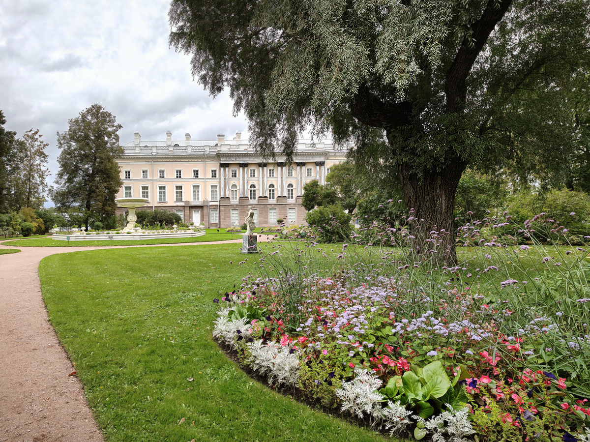 Вид на Зубовский флигель. Екатерининский парк. Царское Село. Сентябрь 2025.
