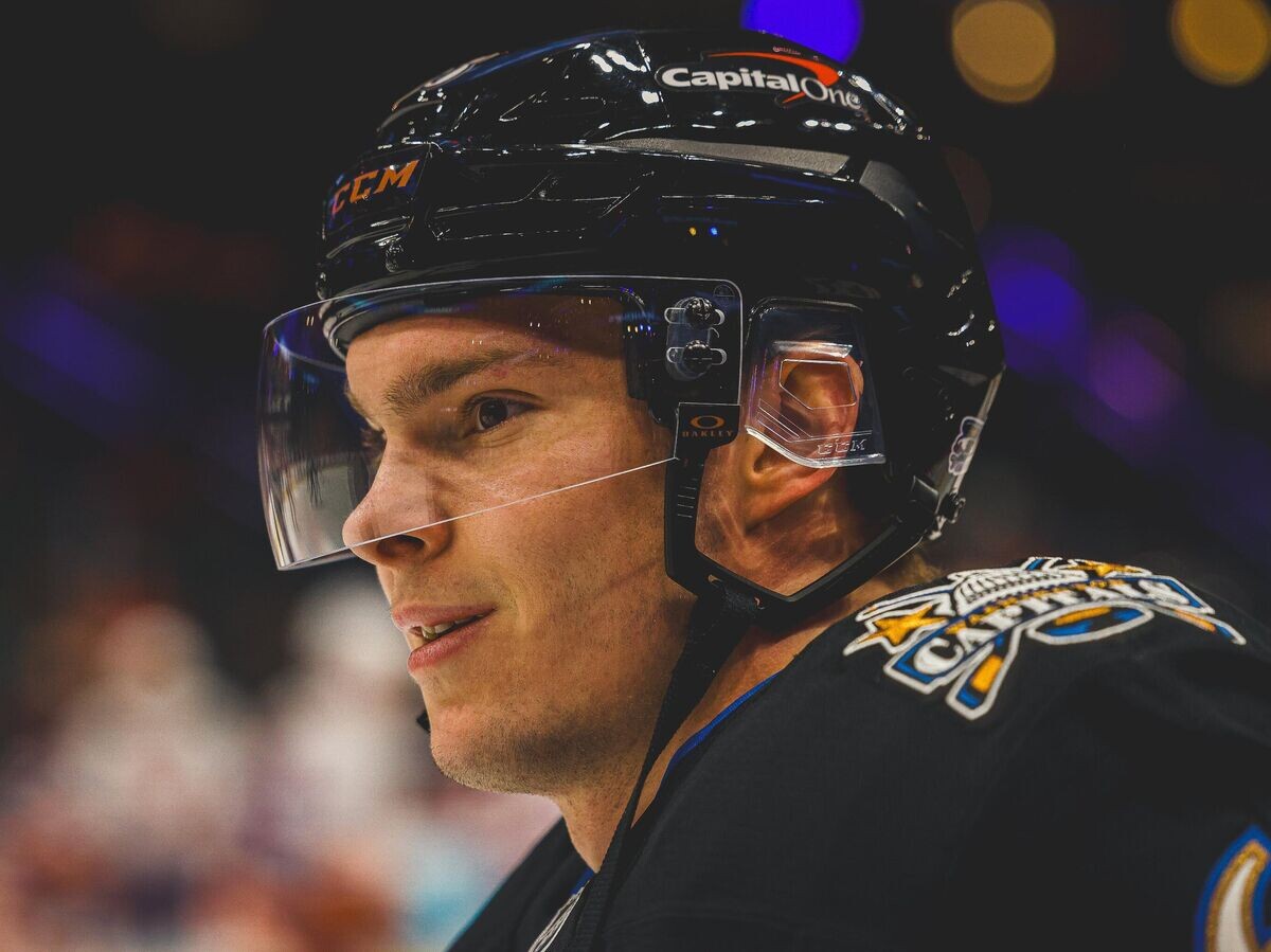    Хоккеист "Вашингтон Кэпиталз" Иван Мирошниченко© Фото : x.com/capitals