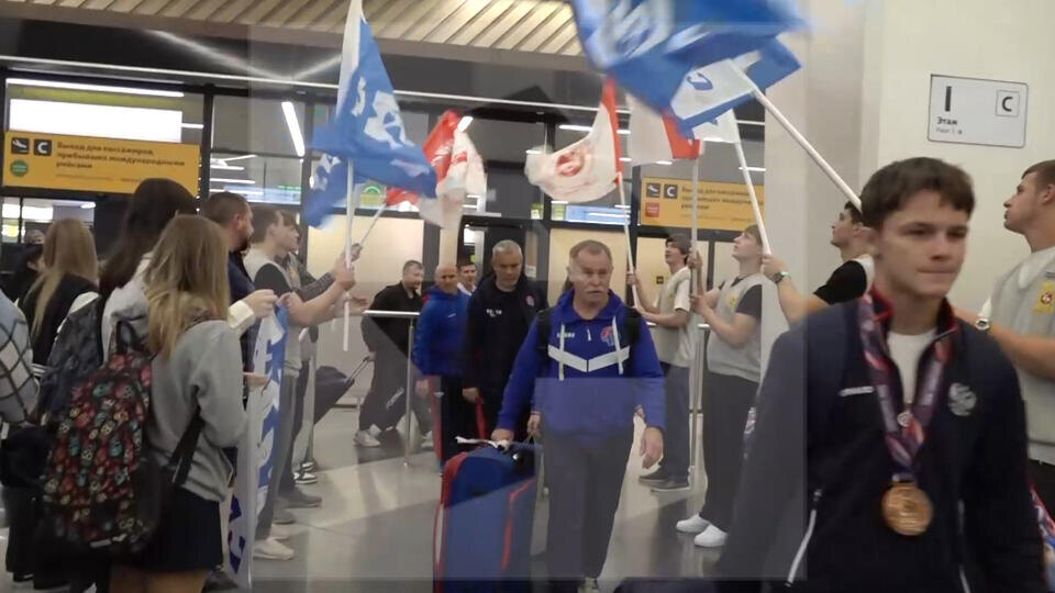    Выигравшую первенство мира по самбо сборную России встретили в Москве РЕН ТВ