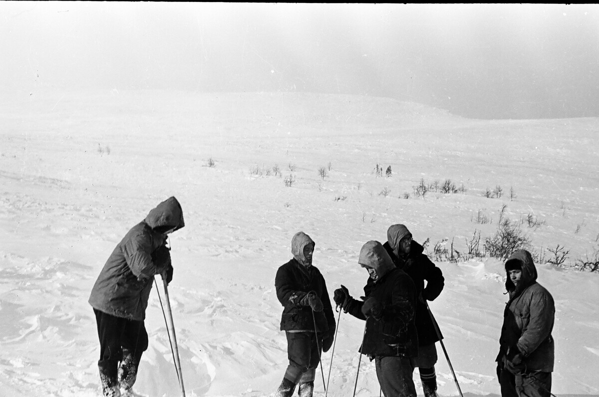 Поисковики на склоне. Место палатки должно быть видно, а его не видно. Из открытого доступа.