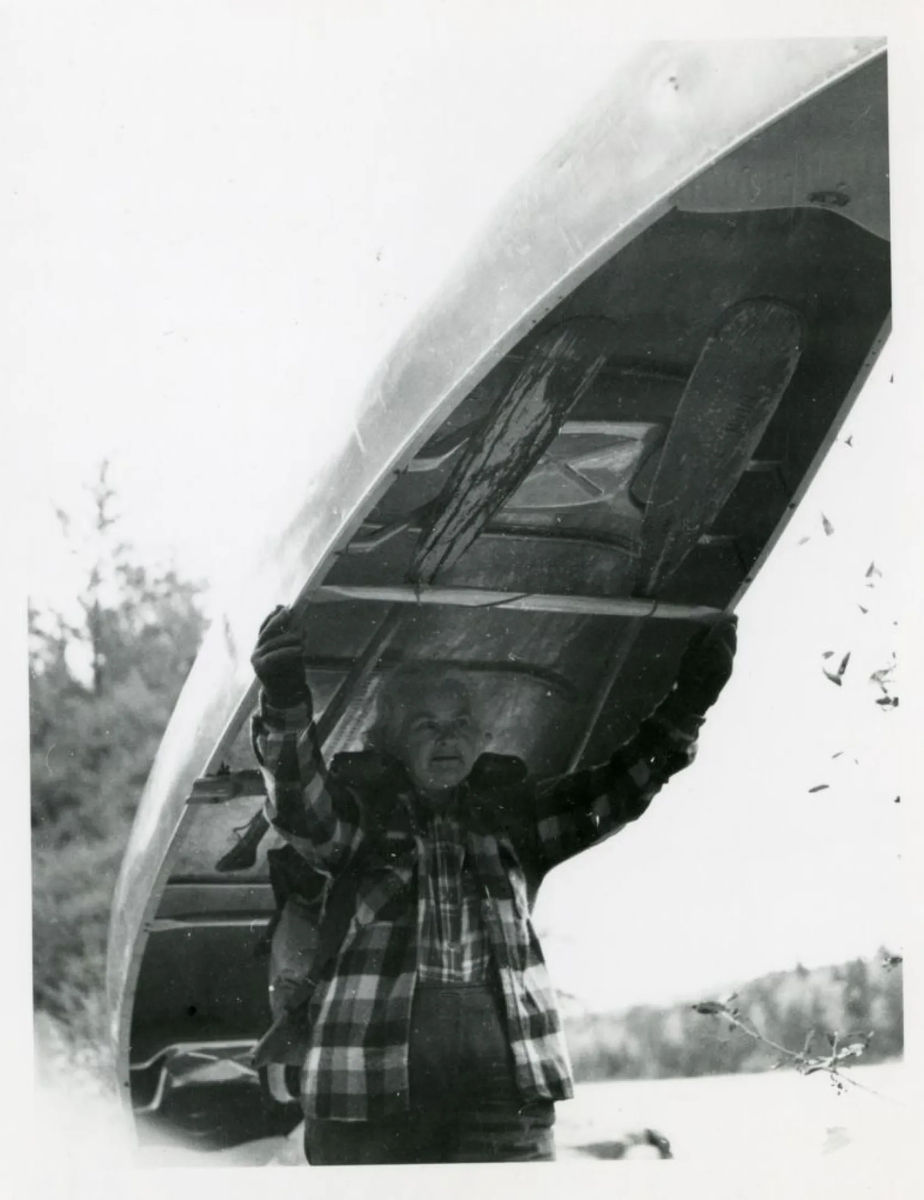 Дороти Молтер перетаскивает каноэ