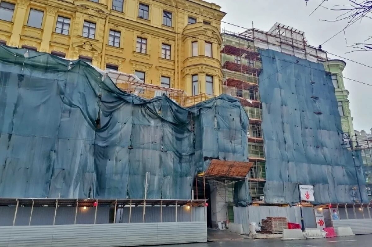    В центре Ростова часть фасада дома рухнула на тротуар