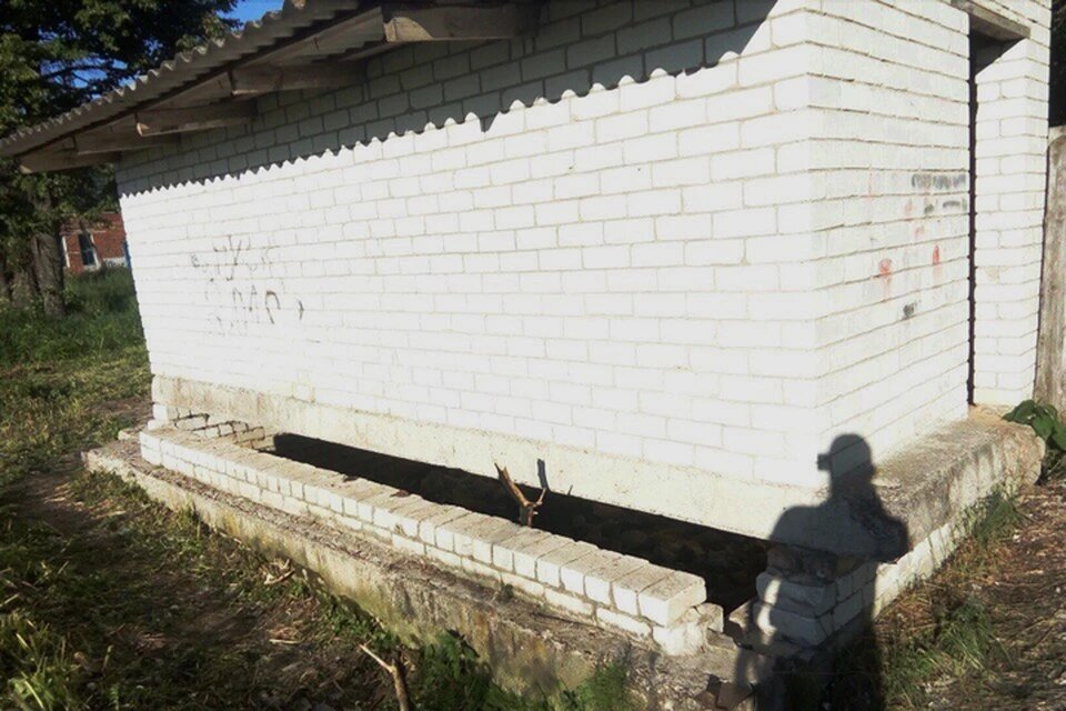 Тело мальчика нашли в выгребной яме школьного туалета. Фото: vk.com, Григорий Сергеев.