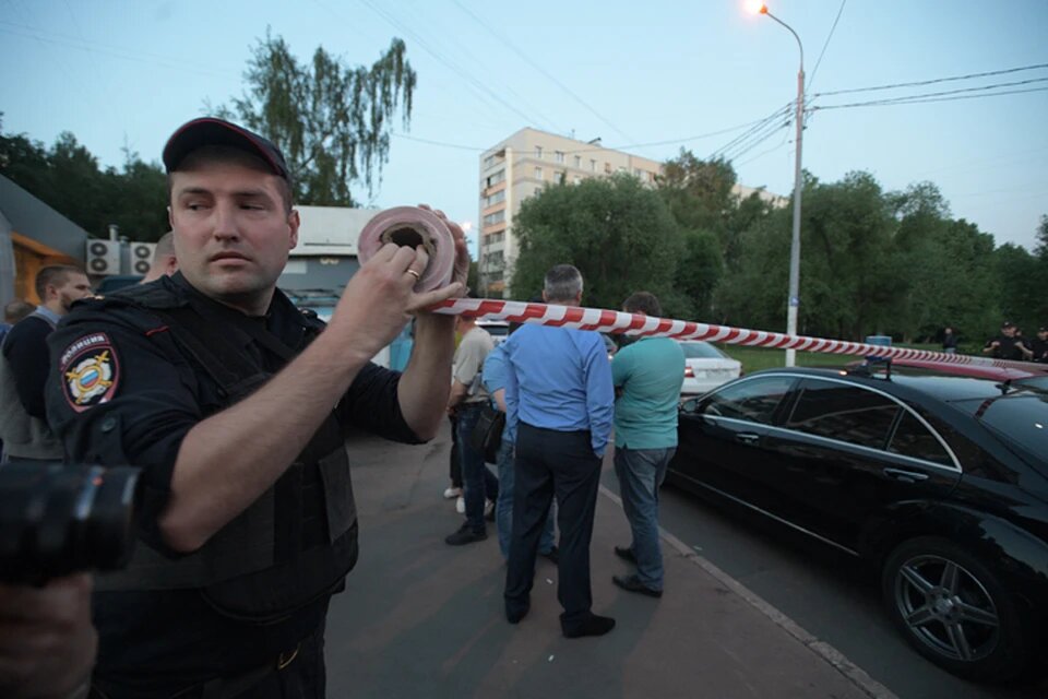 Полицию вызвали местные жители, услышавшие выстрелы. Фото: Михаил ФРОЛОВ.