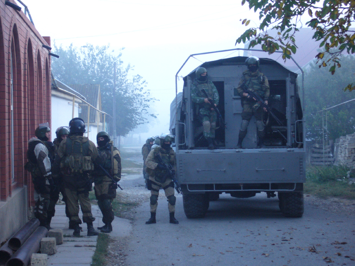 Бойцы СОБРа во время выполнения боевой задачи. Дагестан