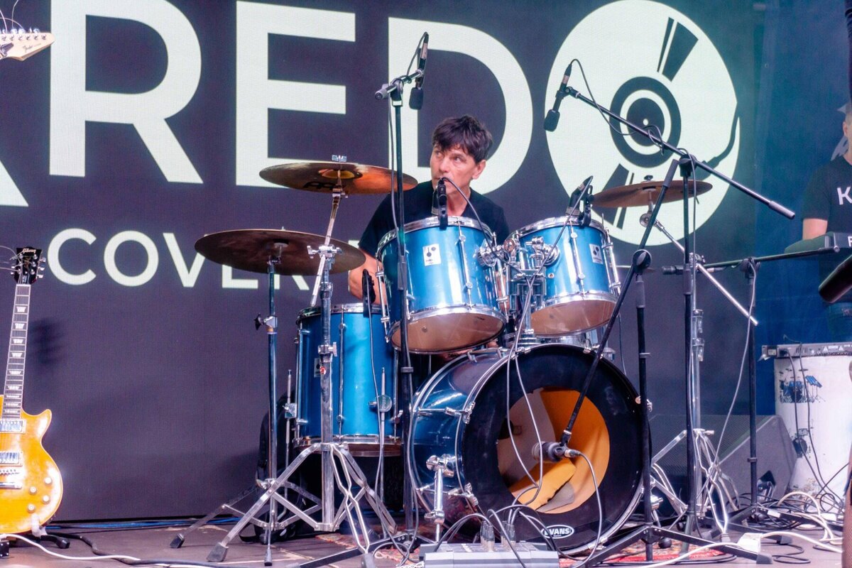 Фото из личного архива в сети  - уже нынешнего Михаила Кравченко. Без патлов)). 