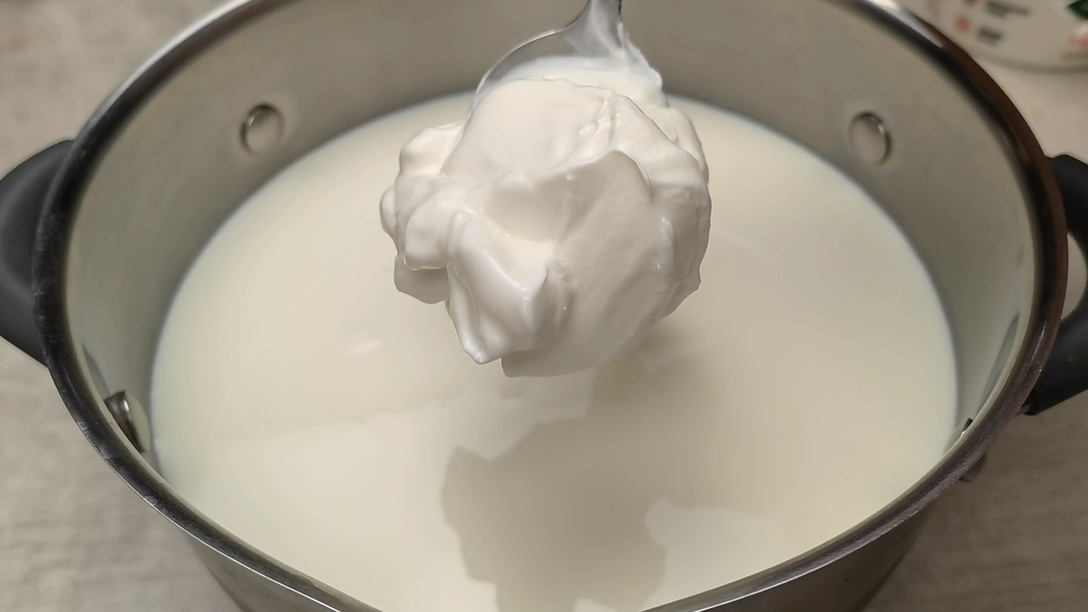 Добавляю в молоко 100г сметаны
