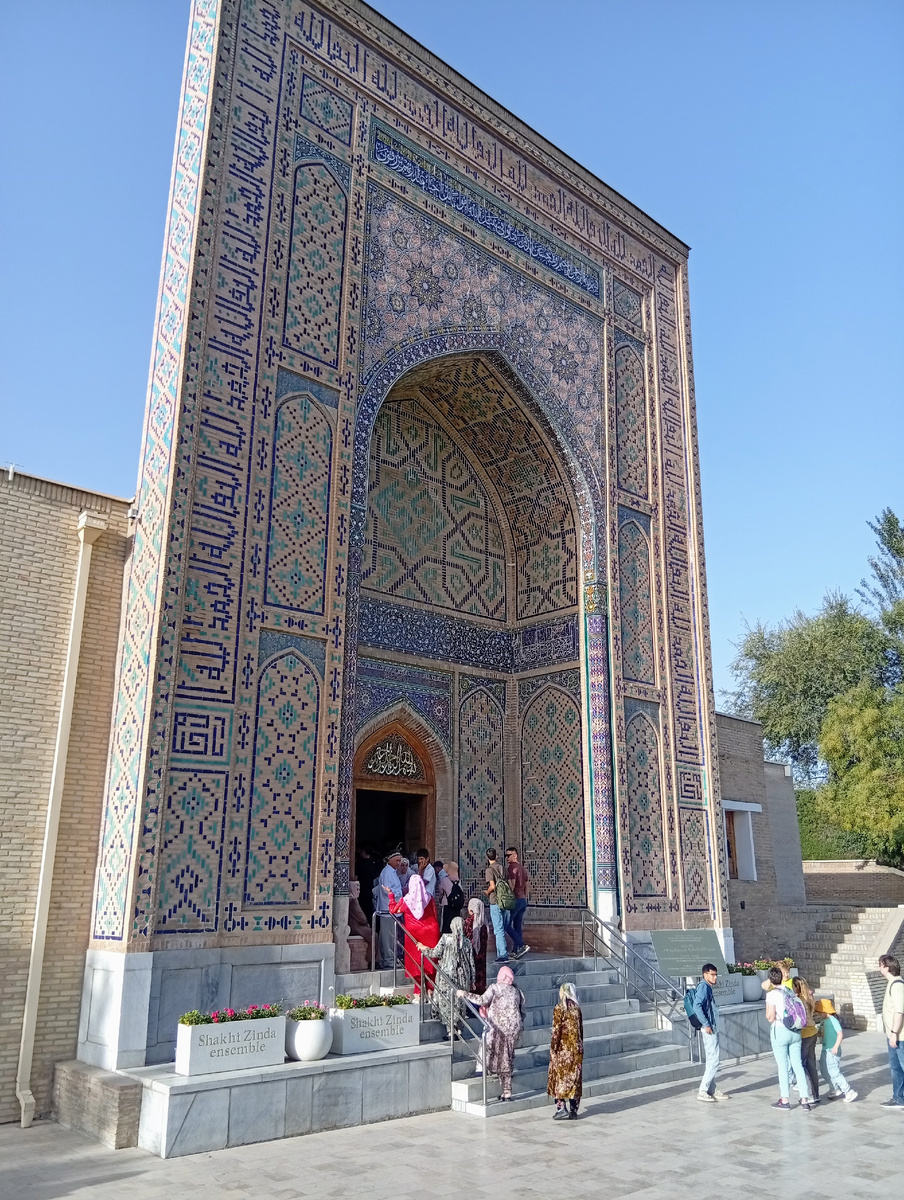 Входной портал в комплекс Шахи-Зинда с южной оконечности кладбища. Фото из личного архива автора.