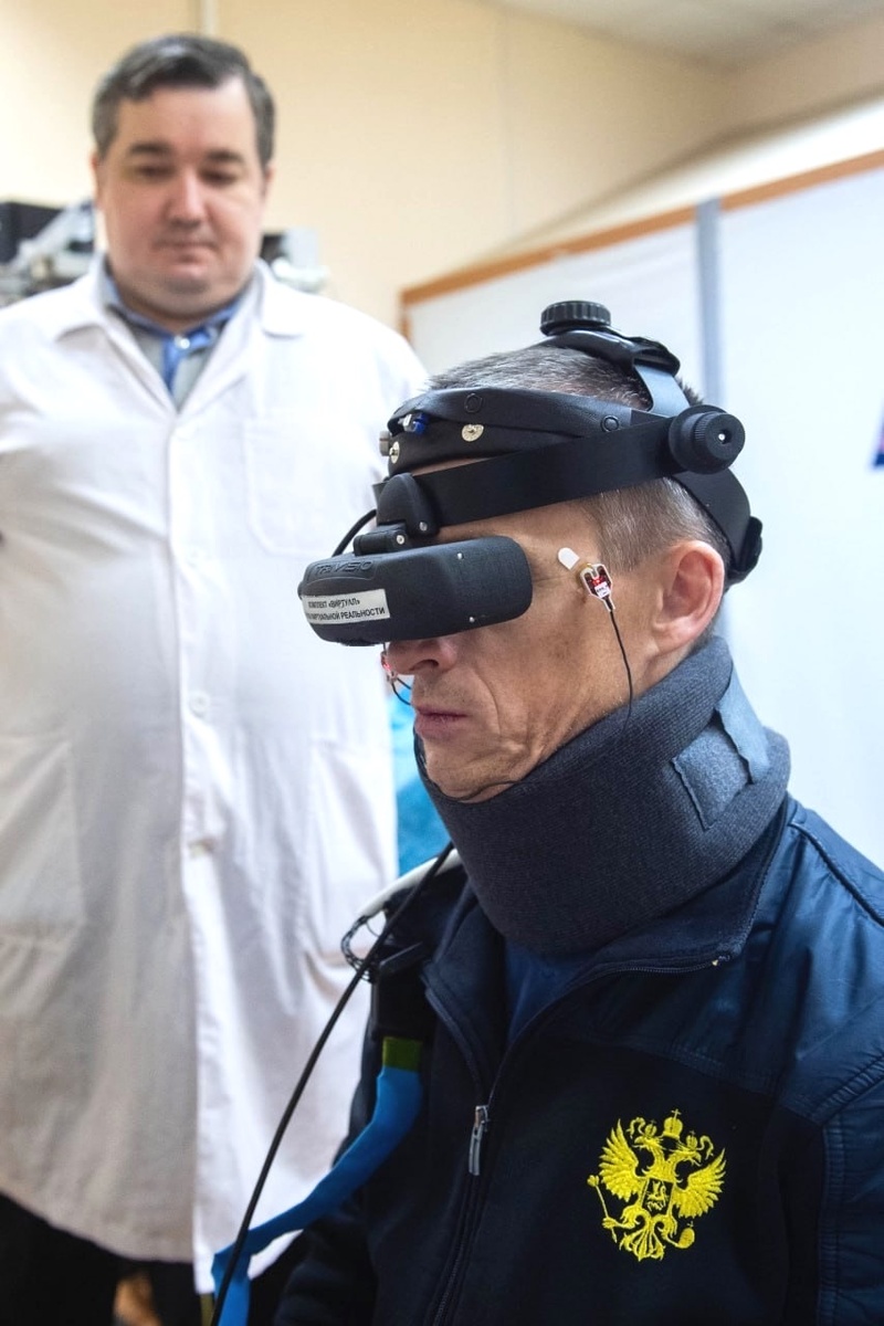 На снимке мой коллега Сергей Рыжиков участвует в наземной части эксперимента «Виртуал».