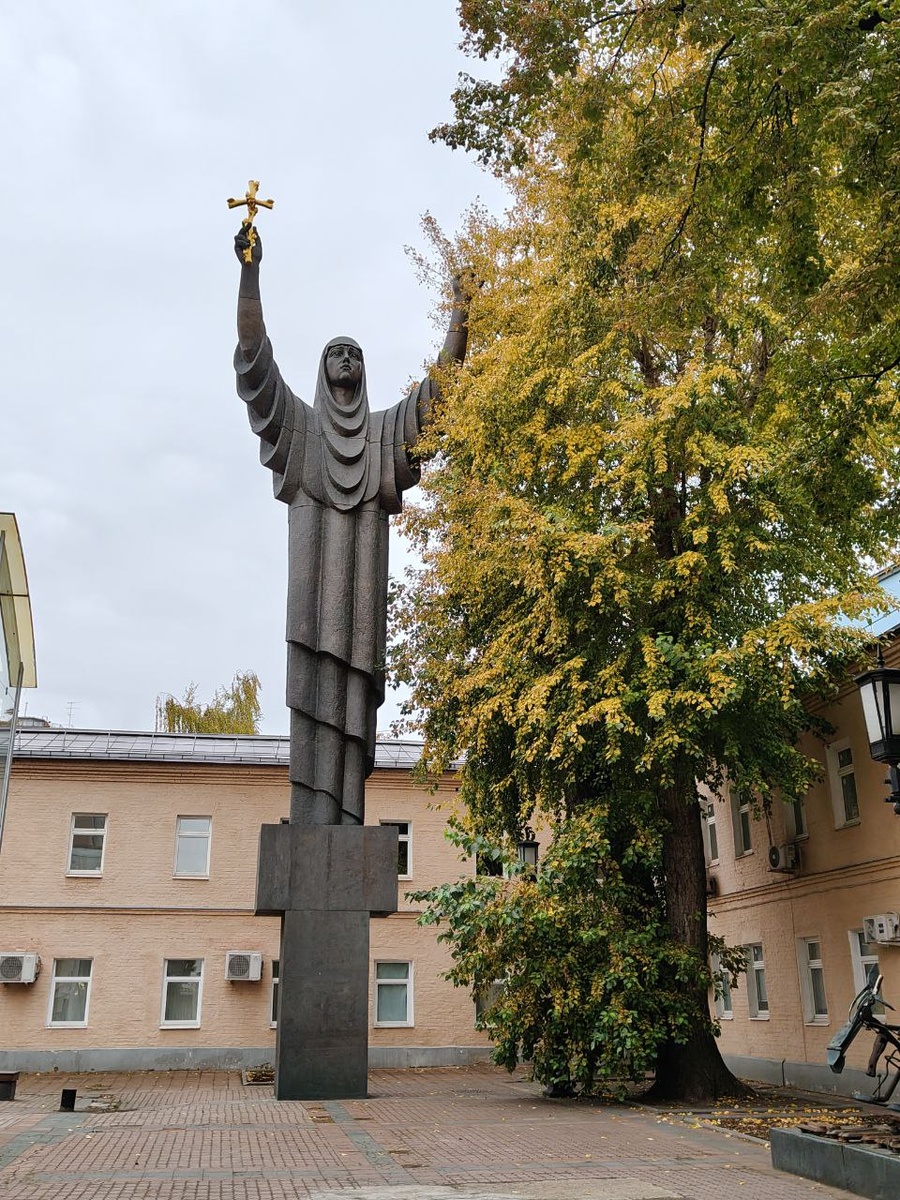 Святая равноапостольная Нина. Скульптор Зураб Церетели