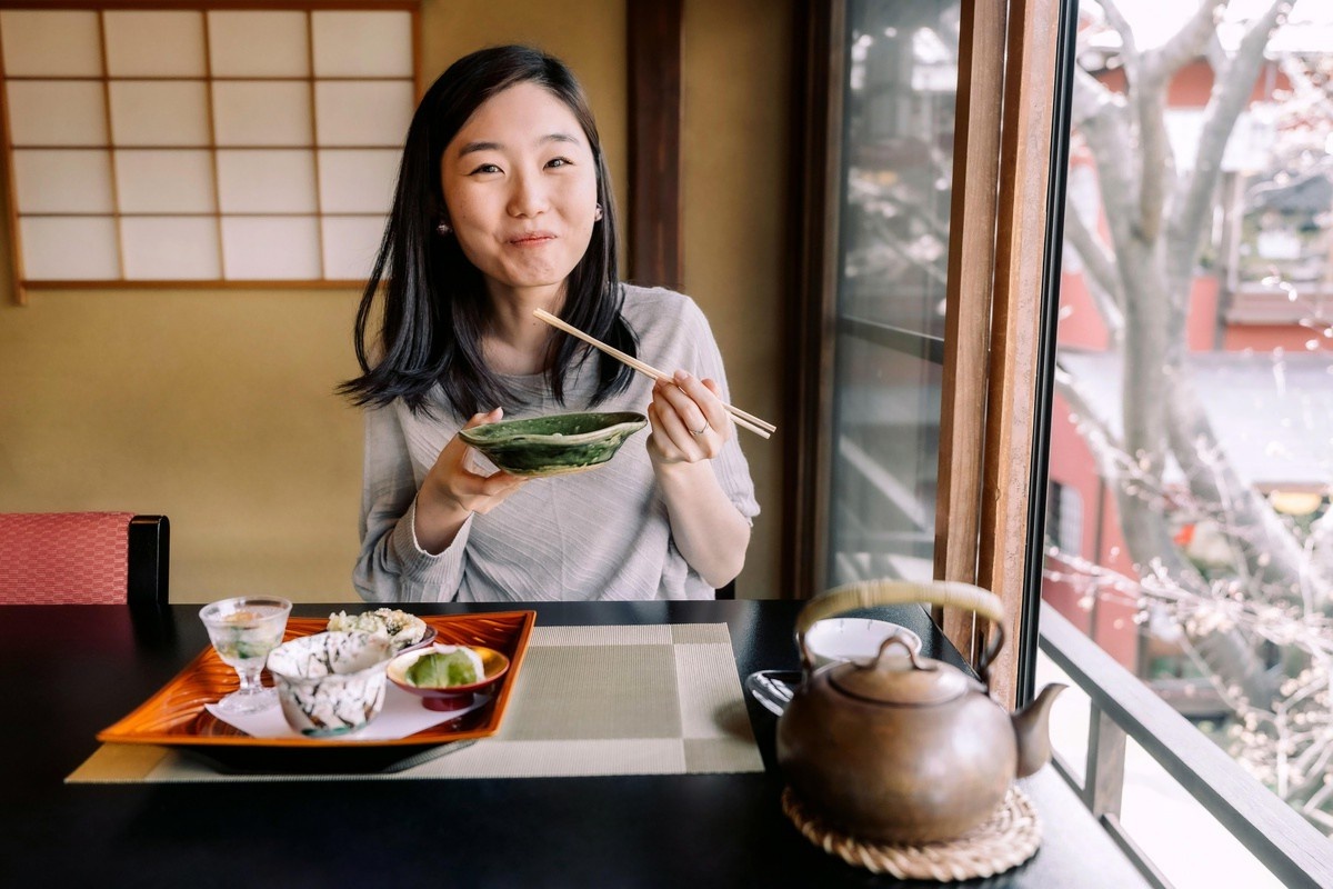 На японской Окинаве, где живут дольше всех, есть правило: «хара хачи бу» — ешь, пока не насытился на 80%. И это работает. Их уровень воспаления в организме ниже, а продолжительность жизни выше.
