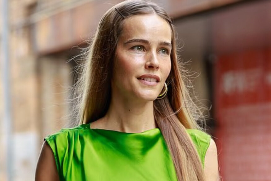     Звезда «Трансформеров» Изабель Лукас рассекретила беременность от серфера, показав округлившийся живот в кружевном белье