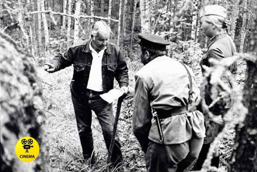 Режиссёр Станислав Ростоцкий (слева) на съёмках фильма "А зори здесь тихие..." (1972). Ростоцкий тоже был фронтовиков и потерял на фронте ногу. До конца жизни ходил на протезе с тростью.