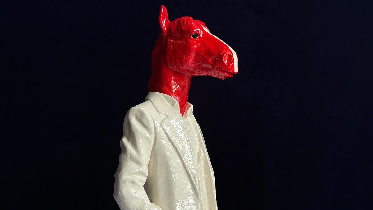   Елена Илларионова- Фарфоровая статуэтка «Конь в пальто»