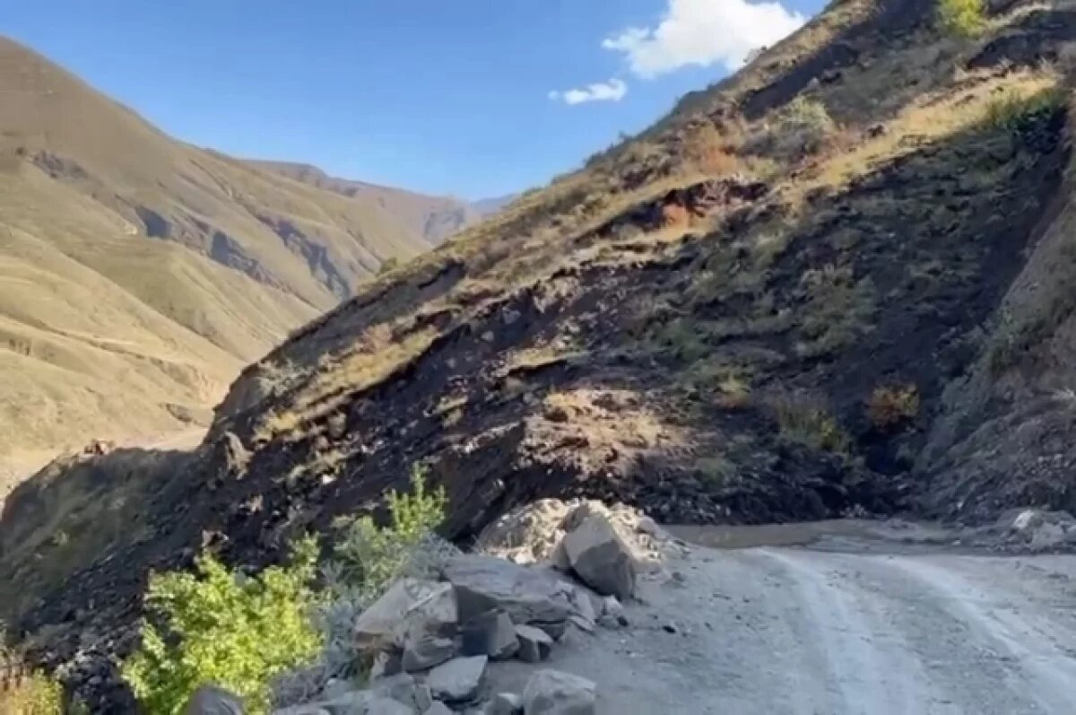    В горах Дагестана оползень перекрыл дорогу между Цурибом и Арчибом