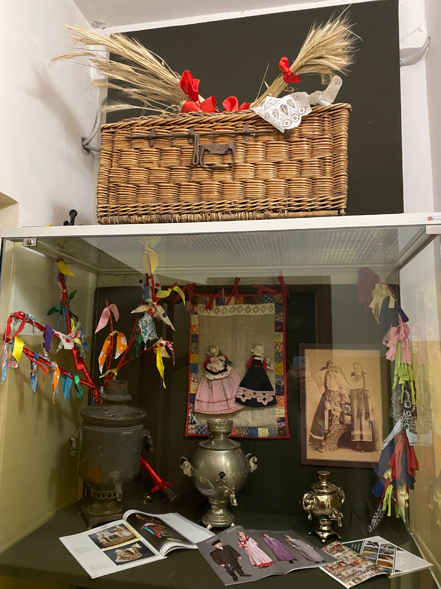 Самовары для них, организаторов центра, как символ преемственности: старинный, изготовленные в 20 и 21 веках