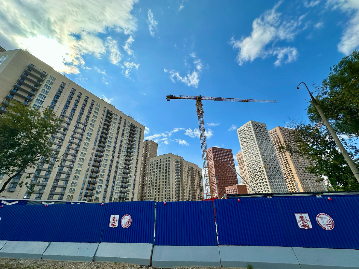 Вот так выглядят наши реновационные человейники (справа), а слева — коммерческие человейники. Надеюсь, будем жить дружно.