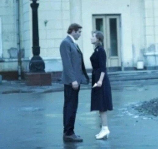 Совсем плохая картинка из интернета, зато этл та самая исключенная сцена из фильма "Москва слезам не верит"