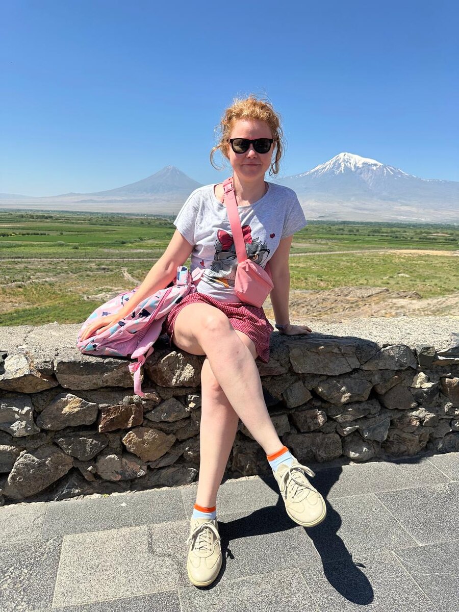 На фоне Арарата